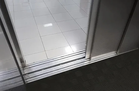 מעלית עם ריצוף לבן לאחר חידוש