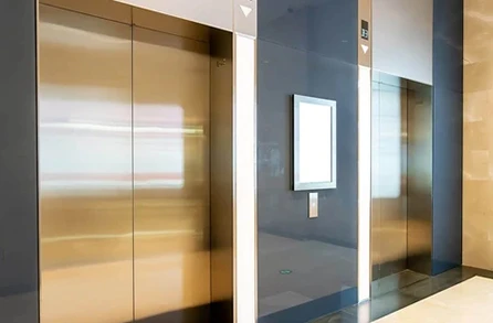 דלתות מעליות מבריקות לאחר שיפוץ